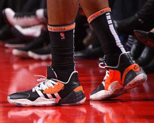 nba球员上脚哈登4代超多配色他还穿锐步球鞋缅怀科比