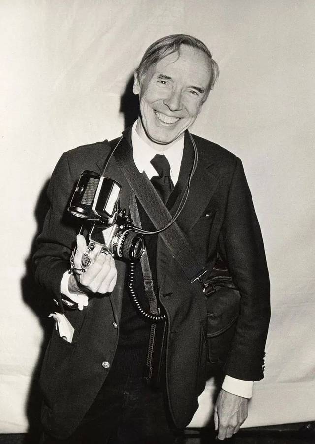 他就是比爾·坎寧漢(bill cunningham),從1966年就開始在紐約街頭抓拍