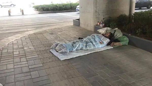 心酸河南郑州一拾荒男子桥下打地铺看得让人心疼