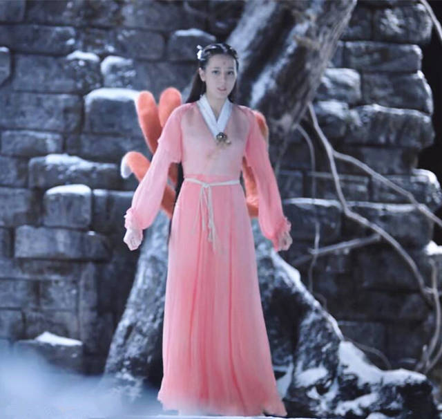 在迪丽热巴诠释下的白凤九,三分傻气,七分娇憨,时而