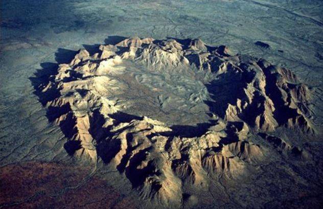 超大陨石坠落俄罗斯,却被不明物体击落,是谁在暗中守护地球?