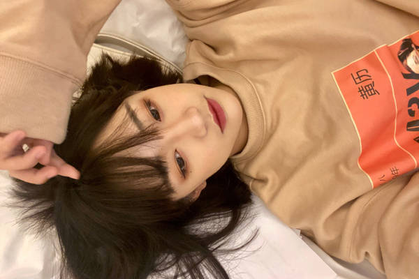 代古拉k来自东北,是一位96年出生的妹子,原名叫代佳莉.