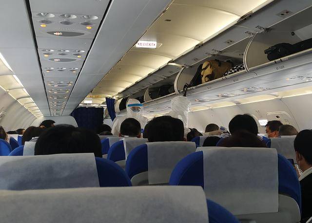 实拍严防境外输入后的浦东机场:乘客甚少,乘机前后多次检测体温