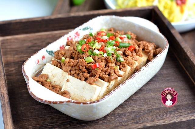 【材料】豆腐1块,肉馅150克,香葱3棵,小米辣1个,酱油适量,盐适量,油