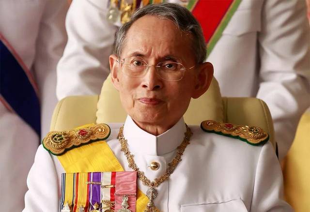 泰王三姐妹相聚叙旧,心安理得享受王后跪拜,全程无