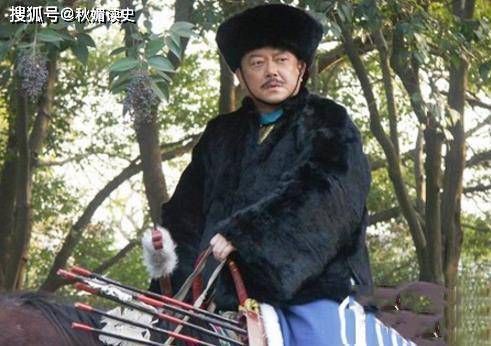 立功心切的张皮绠直接干掉了僧格林沁,然后将亲王的顶戴花翎穿到自己
