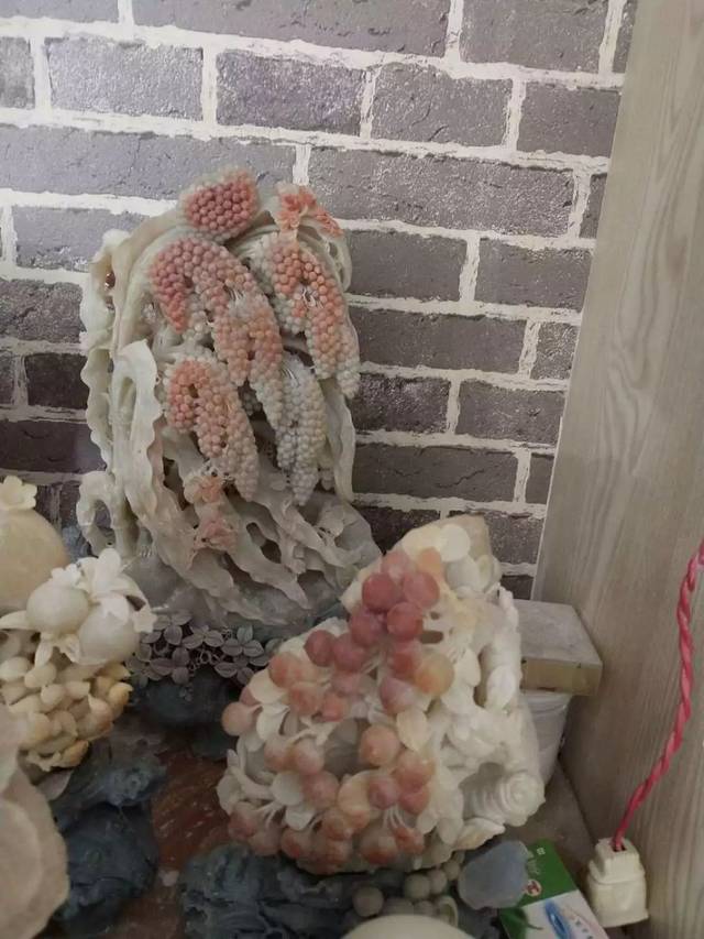 时至今日,他仍时刻关注青田石雕技术学校的动态,引以为傲.