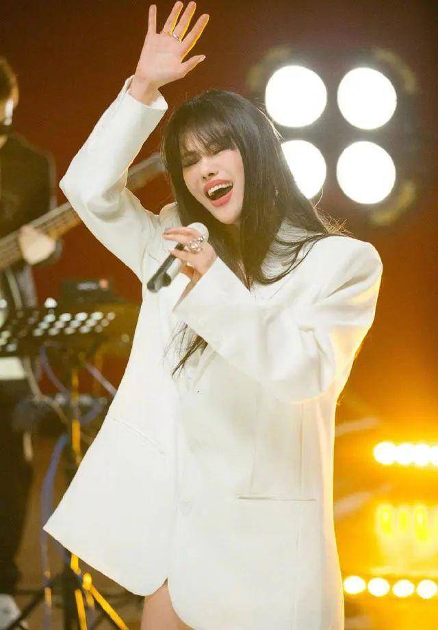 袁娅维魅力无限,白西装搭亮片长靴帅气十足,姣好身段藏不住