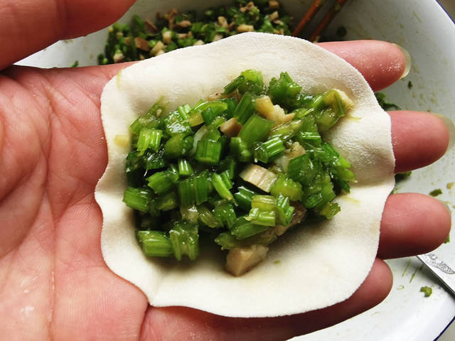 原创芹菜饺子馅这样调,鲜嫩多汁口口香,出锅儿子连吃30个还没够