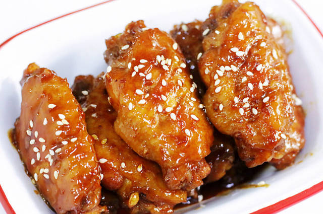 食材:鸡翅,姜,蒜 调料:料酒,生抽,老抽,蚝油,黑胡椒,盐,蜂蜜 鸡翅洗好