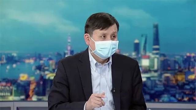 逼瘋媒體的醫生張文宏火了原來父母的嘴決定了孩子的路