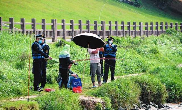 南寧人注意了!邕江禁漁期,不允許一人多竿釣魚,違者被罰!