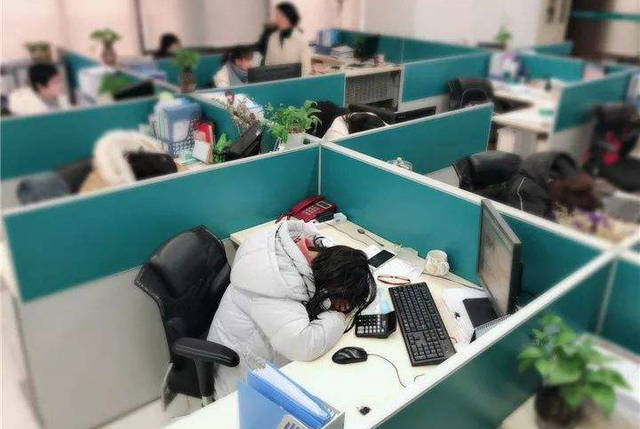 坐着睡觉有什么害处午休时间喜欢坐睡的上班族一定要看看