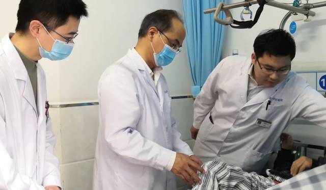 杭州骨科和关节外科施培华教授坐诊和手术