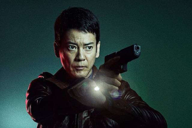 以美剧《24小时》第一季为基础改编,讲述日本首位女总理产生之前24