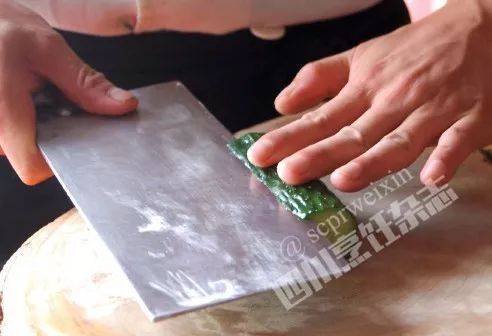 大厨几种常用的刀工技法:滚料平刀,平刀抖片,斜