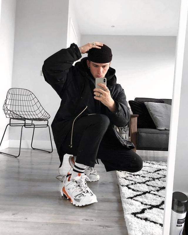 男生对镜子自拍技巧,秀穿搭秀潮鞋一步搞定,又酷又帅秒变男神