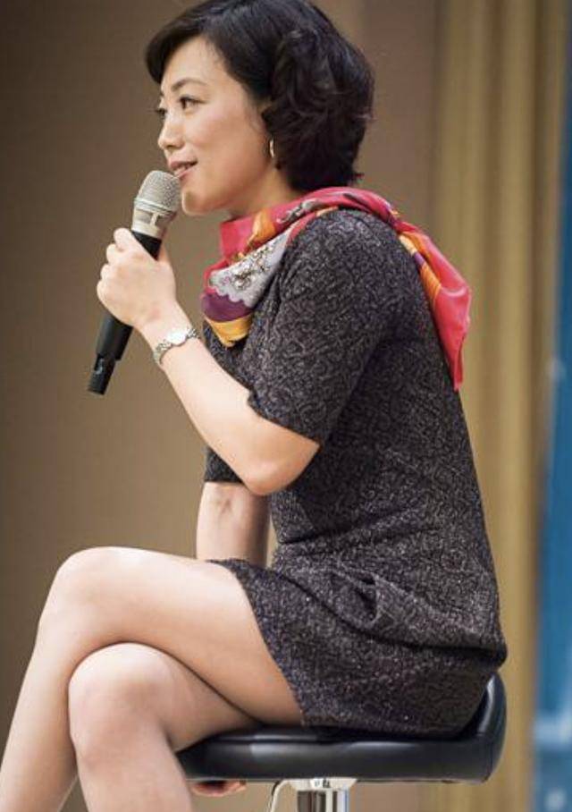 48岁前央视主持劳春燕晒视频,离开央视相夫教子,曾被造谣去世