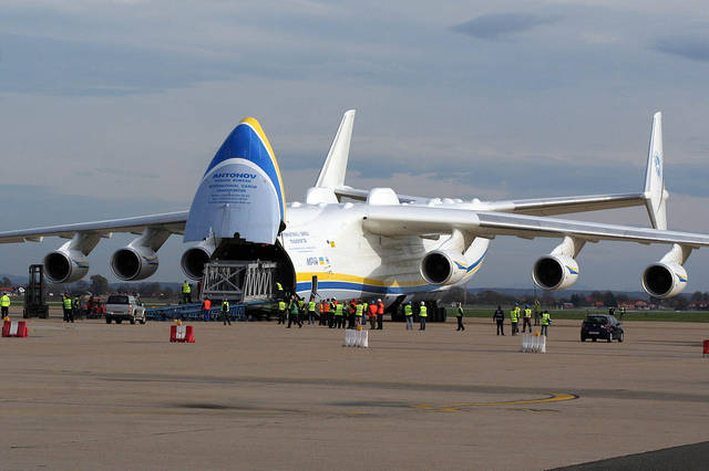 世界最大运输机停飞1年半再出动!载重250吨,记录无人能打破
