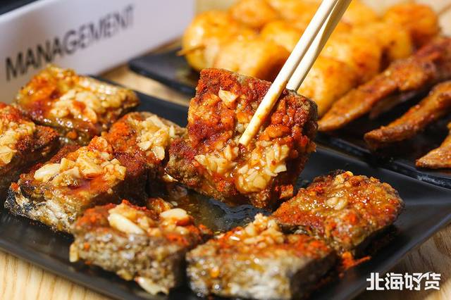 炸粉   3串 这种卷粉北海人有非常多种吃法,炸过再刷几层酱汁,实在