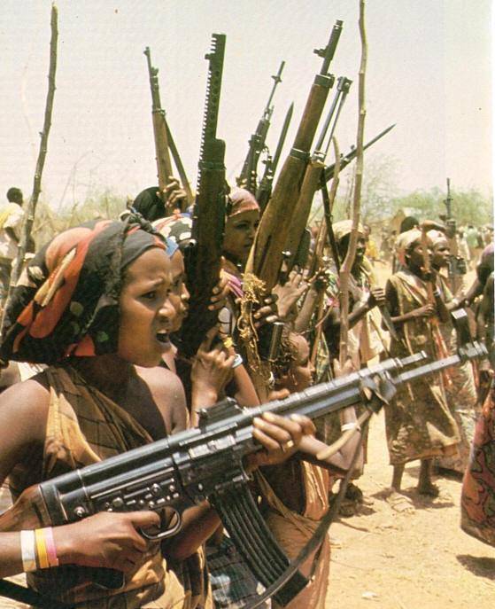 这张照片拍摄于1977年欧加登战争中的索马里女游击队,那stg44怎么去的