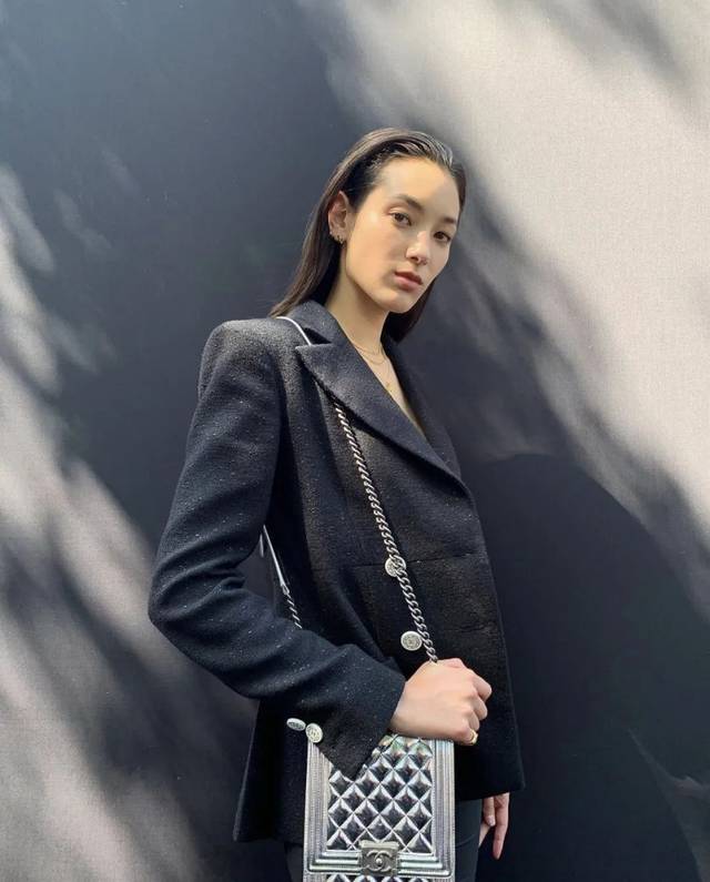 作为韩国第一超模崔素拉的师妹,tiana眉眼间的光是一种柔和的凌厉.