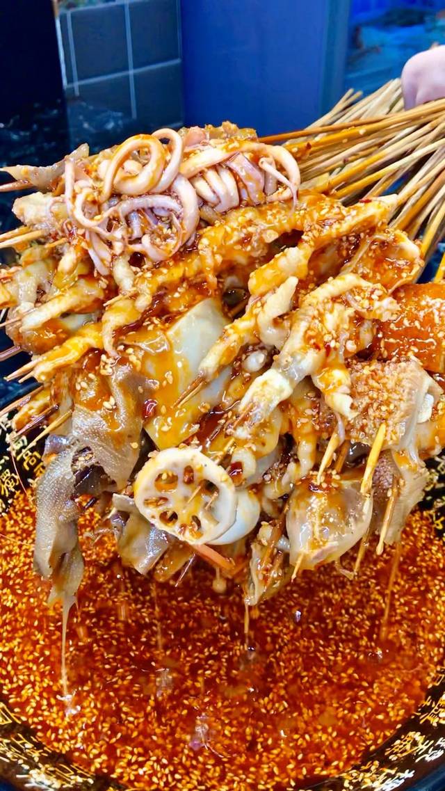 这么撸串超有瘾,红油藤椒太销魂.成都冷串串空降长春,吃多少就送多少!