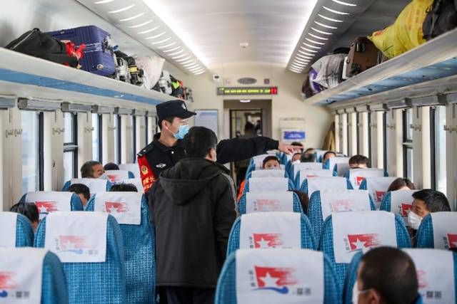 3月28日凌晨6时50分,青岛站发往广州东站的z170次列车缓缓停靠在武昌