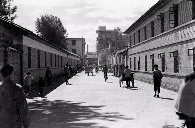 昔日行走在府后街上的行人