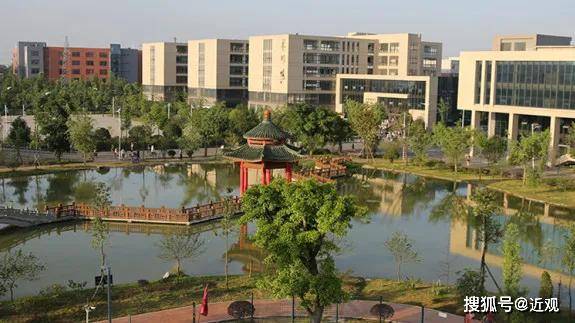 在钟灵毓秀的成都平原,在人杰地灵的府河侧畔,在活力四射的郫都大学城