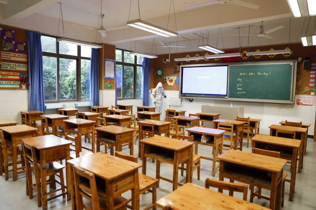 3月28日,在重庆市沙坪坝区滨江小学,学校工作人员对教室进行消杀演练.