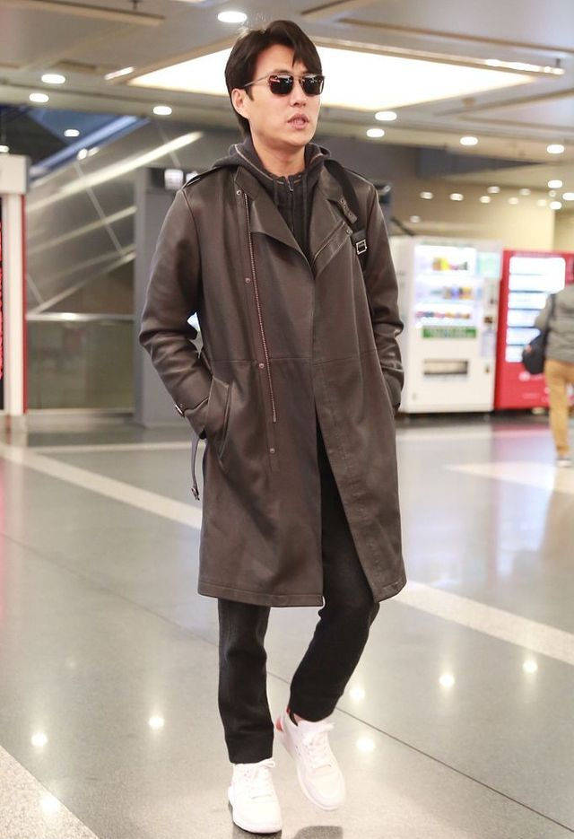 靳东戴墨镜低调现身机场网友他身上有一种成熟男人自然的魅力