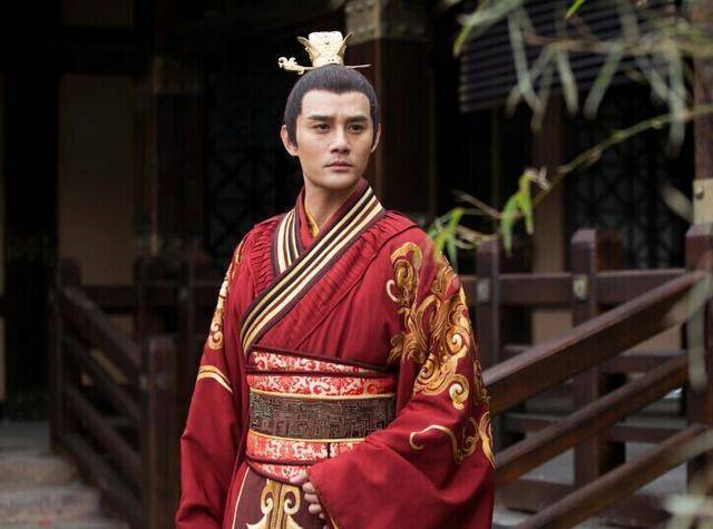 何戢也是富贵家子,其祖父为司空何尚,其父为金紫光禄大夫何偃.