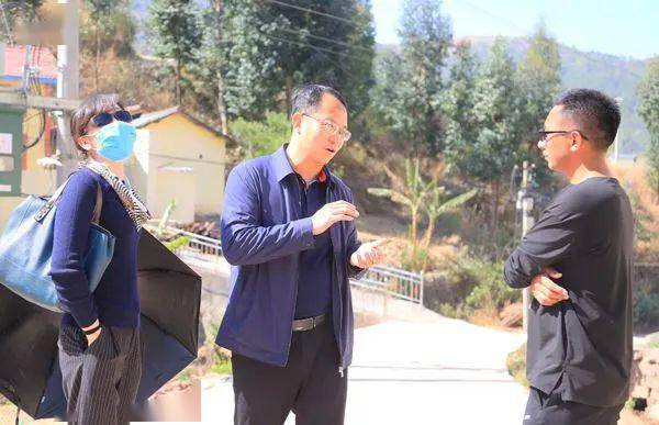 西昌市教体科局党委书记龙波到打祖俄普村调研