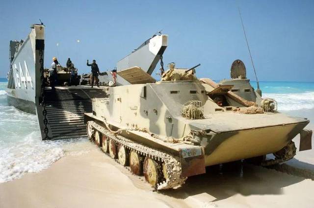 冷战时期的罕见一幕:演习中的苏式战车驶出美国登陆艇
