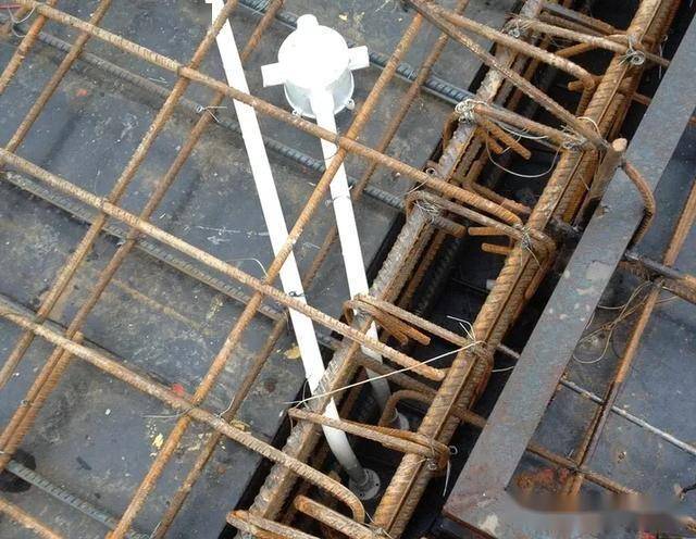 pvc电线管预埋:模板开洞弊端多,现场就是这样做!