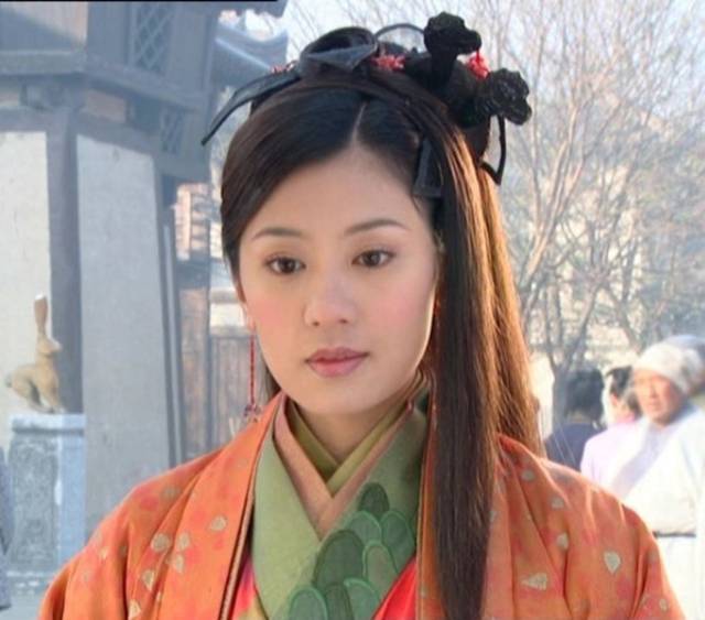 贾静雯的赵敏活泼豪爽,而高圆圆则扮演美艳并黑化的周芷若,两人在剧中