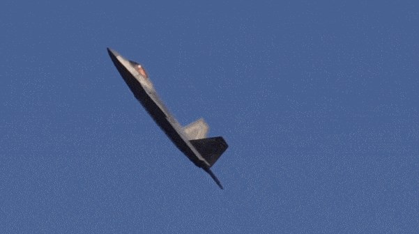 美军f-22展示全套特技动作 眼镜蛇落叶飘不在话下