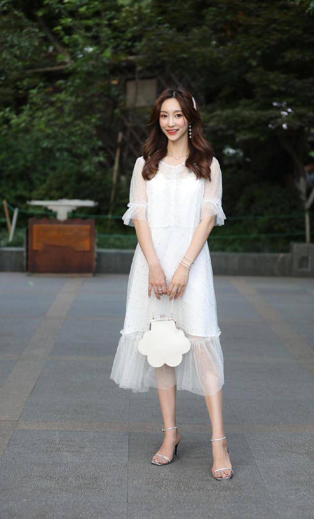 身材高挑的小姐姐白色连衣裙的穿搭魅力十足