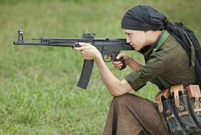 ak47射程800米,我站在801米处,能不能看到子弹掉在眼前?