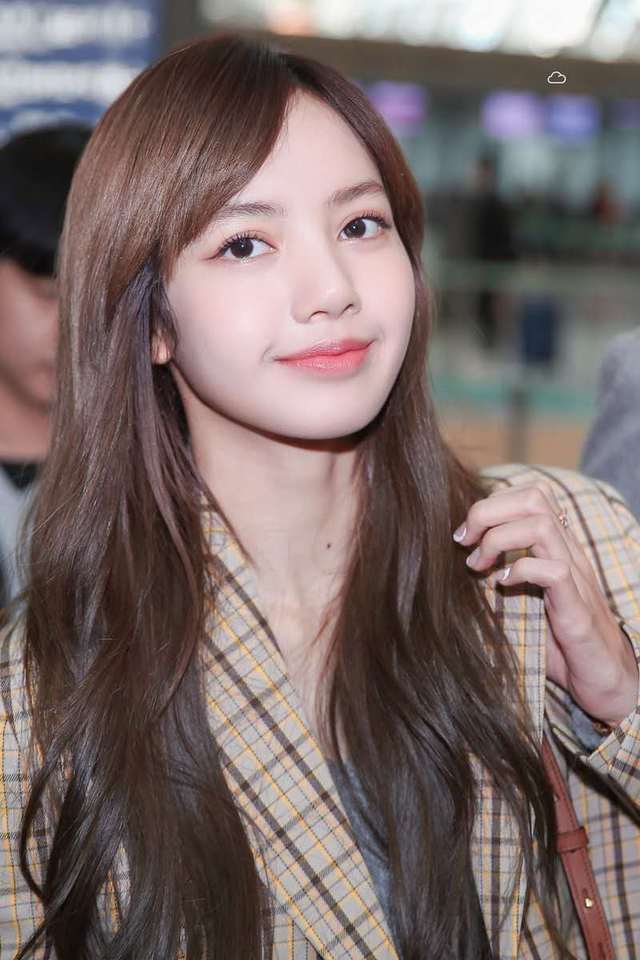 lisa上衣太短露出安全裤,被称为"人间芭比",却因为一档节目滤镜碎了一