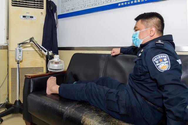 防疫小组里的"跛脚警察":越是艰险越向前