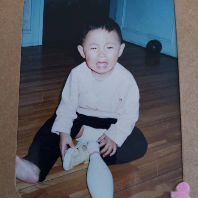 德云社秦霄贤童年照曝光身穿红裙真妖艳