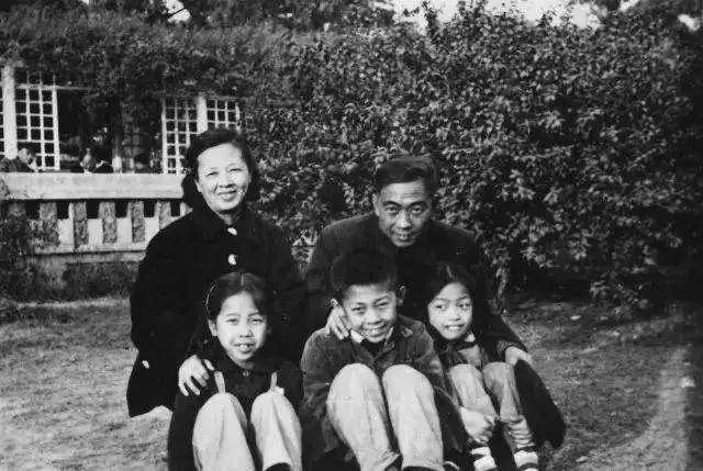 汪曾祺,很懂得珍视妻子施松卿的可爱,真性情与高级美.