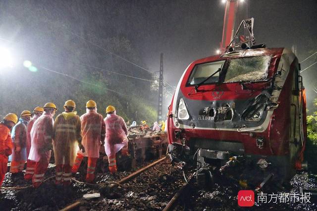 郴州脫軌列車車頭已吊起擺正,並放在一邊!救援凌晨仍在進行