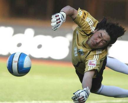 回归的第一年,陈东就帮助大连实德获得了阔别两年的联赛冠军,也是