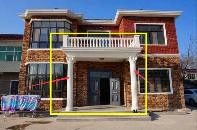 农村门前装的罗马柱土味十足不如国外红砖砌螺旋柱漂亮还省钱