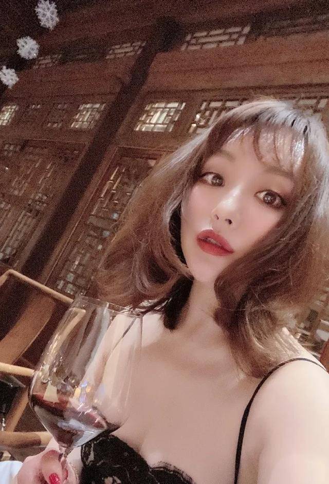 沈腾姐姐沈娜天生公主命46岁仍似少女事业成就不比沈腾差