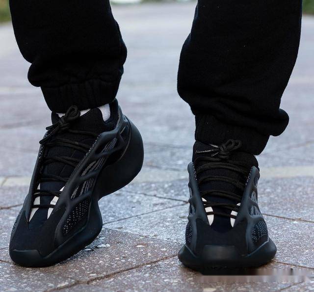 黑武士 yeezy 700 v3 上脚来了!下月发售