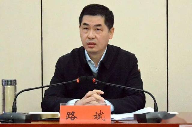 县委书记路斌与来自三桥镇,三江镇,河口镇,阳溪镇,旧城镇,平模镇的6名